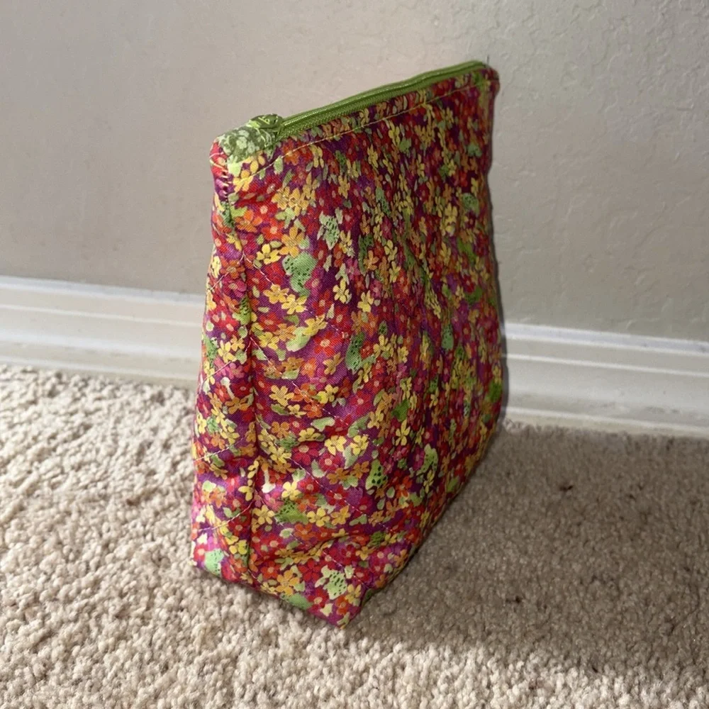Floral quilted zipper bag with green liner - Picture 2 of 8